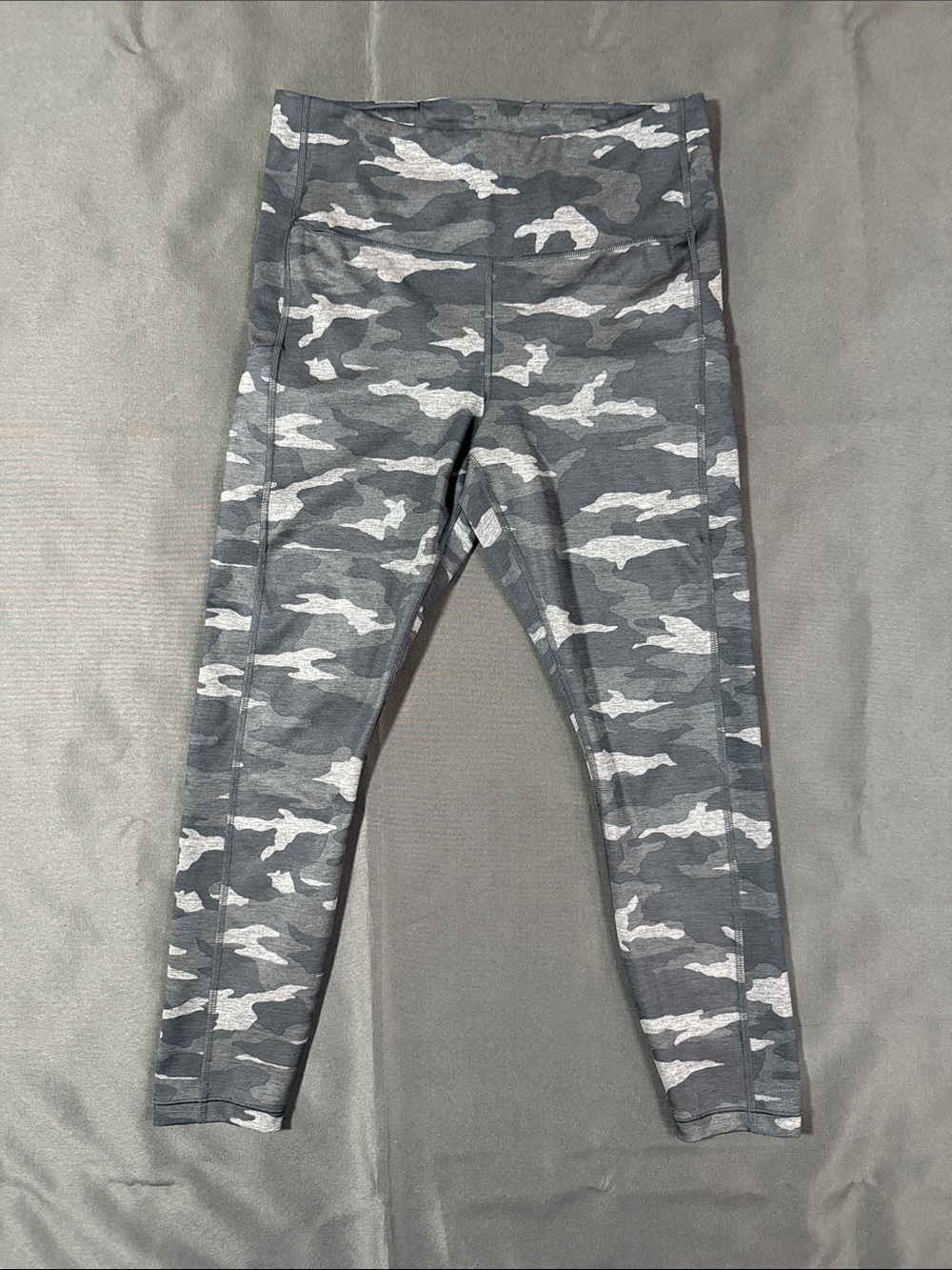 Athleta Women's Ultimate
Stash Pocket
Camo 7/8 Tight Leggings Grey Size M